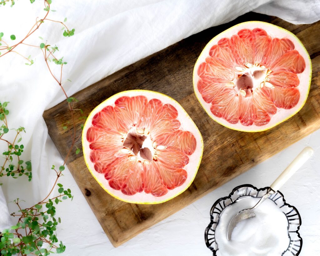 Ein aufgeschnittene Grapefruit als Diät vor der Schlauchmagen-OP.