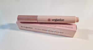 Mehr über den Artikel erfahren Self Beauty Veganize Collagen Lip Glass Balm (mit Swatches)